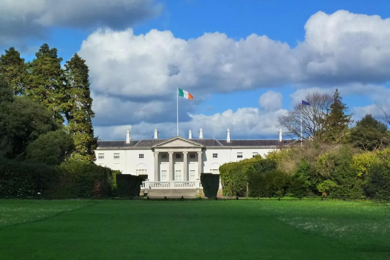 Central Dublin 2-Bed Apartment -Sleeps 5 & Parking