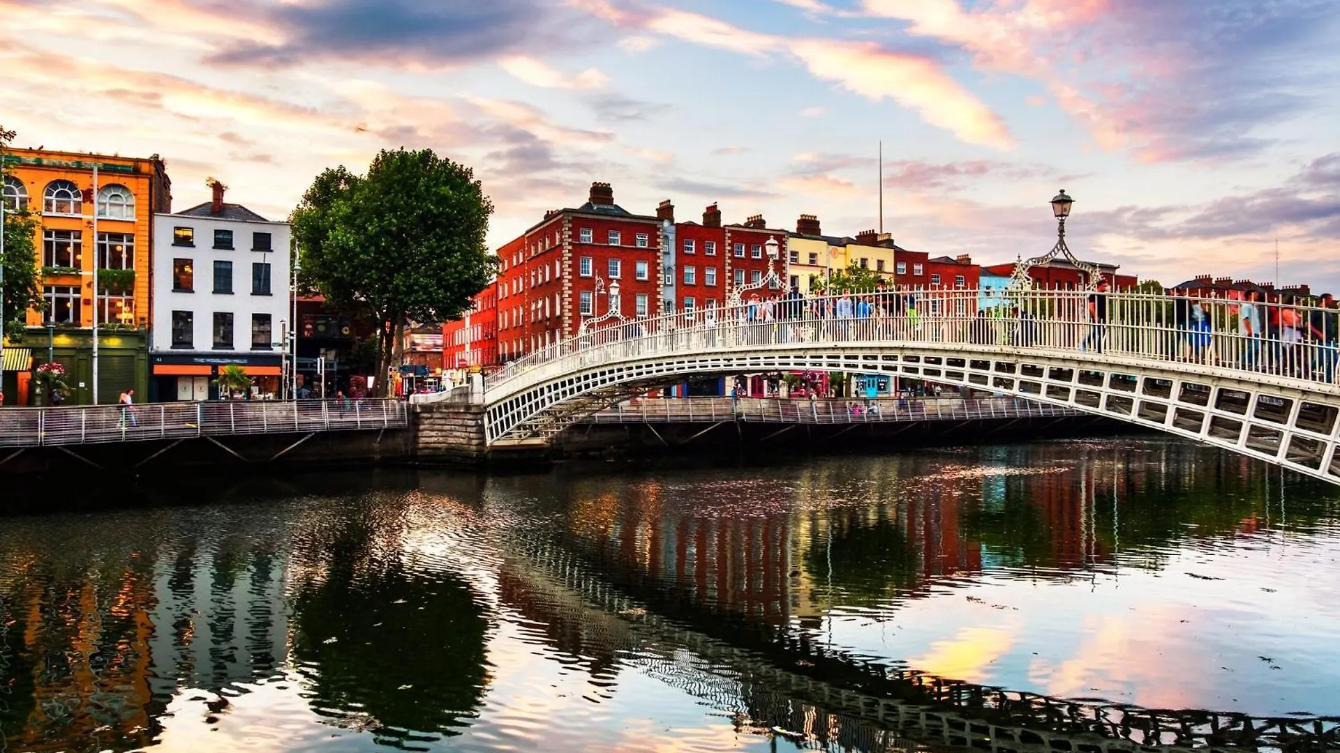 Central Dublin 2-Bed Apartment -Sleeps 5 & Parking